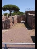 01022 ostia - regio ii - insula iv - terme di nettuno (ii,iv,2) - bli ri raum 4 ri osten.jpg